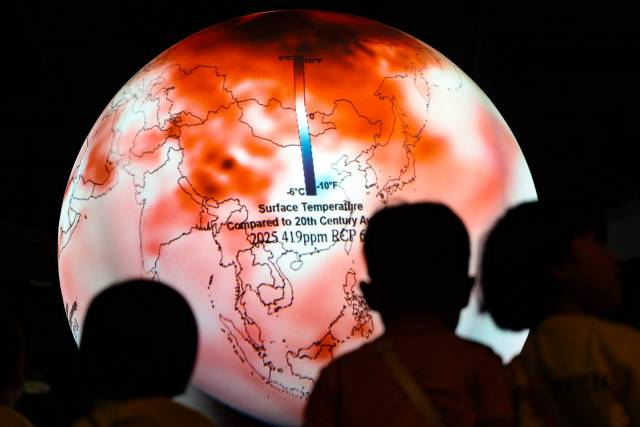 ▲전국에 폭염이 계속되고 있는 7월 4일 대구 달성군 국립대구과학관을 찾은 어린이들이 올해 기후 예상도를 나타내고 있는 SOS시스템을 살펴보고 있다. ⓒ연합뉴스