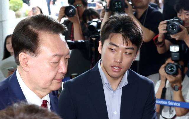 ▲윤석열 전 대통령이 5일 내란 특검의 2차 조사를 받기 위해 조은석 특별검사팀 사무실이 있는 서울 서초구 서울고검에 출석하고 있다. ⓒ연합뉴스