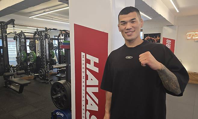 고석현이 지난 6월&nbsp;30일 서울 강남구 하바스MMA에서 가진 세계일보와 인터뷰를 마친 뒤 기념사진을 찍고 있다. 정필재 기자