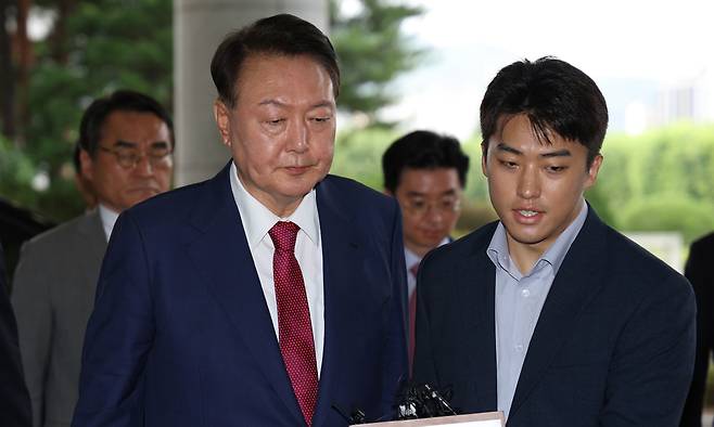 윤석열 전 대통령이 5일 내란 특검의 2차 조사를 받기 위해 조은석 특별검사팀 사무실이 있는 서울 서초구 서울고검에 출석하고 있다. 윤 전 대통령은 취재진 질문에 아무런 답변을 하지 않았다. 공동취재사진