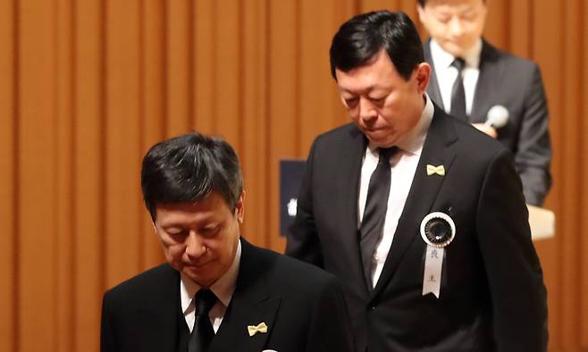 신동주 전 일본 롯데홀딩스 부회장(왼쪽), 신동빈 롯데홀딩스 회장. 연합뉴스