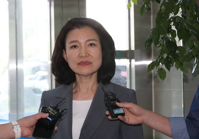 대전MBC 사장 재임 시절 법인카드를 사적으로 유용했다는 의혹을 받는 이진숙 방송통신위원장이 5일 대전 유성경찰서에 출석해 기자들의 질문을 받고 있다. 대전=연합뉴스