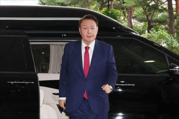 윤석열 전 대통령이 5일 오전 서초구 서울고등검찰청에 마련된 내란특검에서 2차 대면조사를 받기 위해 출석하고 있다. 2025.7.5 뉴시스