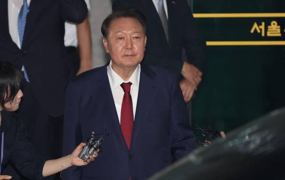 조사 마친 윤 전 대통령 - 피의자 신분으로 내란 특검 조사를 받은 윤석열 전 대통령이 서초구 서울고검 청사를 나서고 있다. 2025.6.29 공동취재