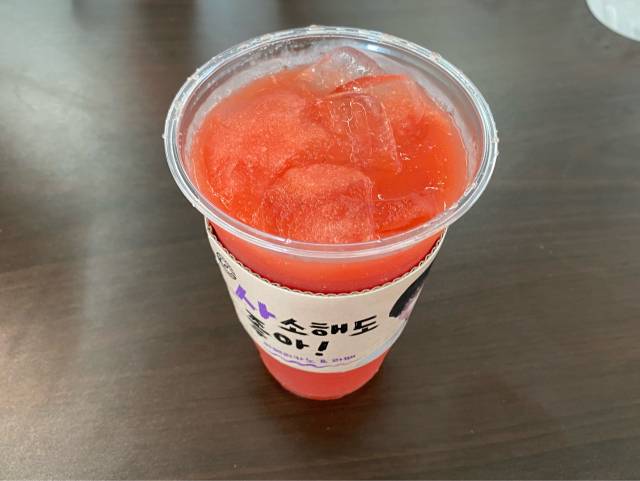 컴포즈 커피 '논산에서 온 수박주스'. 김남명 기자