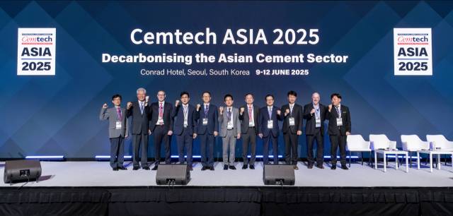 10일 서울 영등포구 콘래드호텔에서 열린 '셈텍 아시아 2025' 행사에서 내빈들이 기념촬영하고 있다.국내외 시멘트 전문가들이 참석한 이 행사에서 참석자들은 한국 시멘트 산업의 온실가스 감축을 위해 폐기물 활용을 확대할 필요가 있다는 데에 의견을 모았다.사진제공=한국시멘트협회