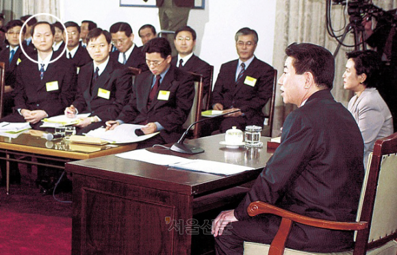노무현 전 대통령이 2003년 3월 9일 정부서울청사에서 진행한 ‘전국 검사들과의 대화’에 평검사 대표 중 한 명으로 참석했던 이완규(앞줄 왼쪽 첫 번째·흰색 원) 법제처장의 모습. 이 처장은 당시 대검찰청 검찰연구관이었다. 연합뉴스