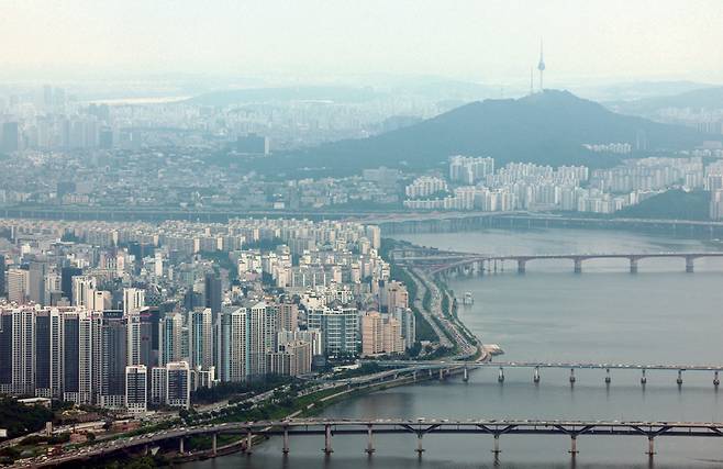 6월29일 서울 송파구 롯데월드타워 전망대 서울스카이에서 바라본 서울 시내 아파트 단지 모습 ⓒ연합뉴스