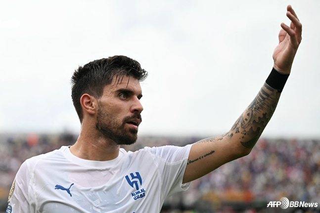 후벵 네베스가 5일 오전 4시(한국시간) 미국 플로리다주 올랜도의 캠핑 월드 스타디움에서 열린 2025 국제축구연맹(FIFA) 클럽월드컵 8강 경기 중 주심에게 항의하고 있다. /AFPBBNews=뉴스1