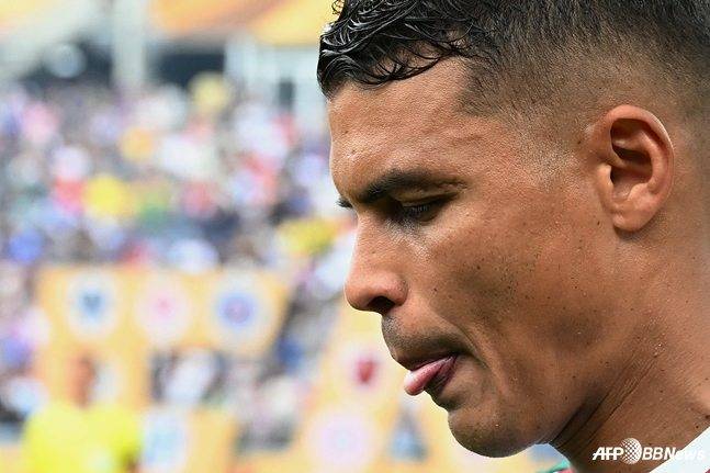 티아고 실바가오전 4시(한국시간) 미국 플로리다주 올랜도의 캠핑 월드 스타디움에서 열린 2025 국제축구연맹(FIFA) 클럽월드컵 8강 경기 중 바닥을 바라보고 있다. /AFPBBNews=뉴스1