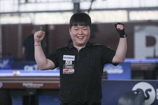 조명우가 5일 포르투에서 열린 포르투 3쿠션 월드컵 8강전에서 승리 후 기뻐하고 있다. /사진=SOOP 제공
