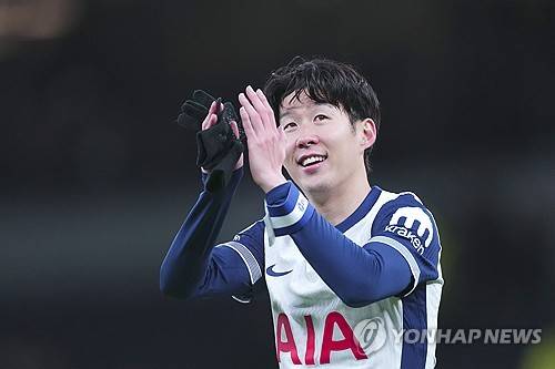 영국 매체 '풋볼런던'은 5일 '손흥민에게 미국 메이저리그사커(MLS)에서 영입을 노리는 관심을 보인 것이 한 달 전이고 위고 요리스처럼, 그는 결국 토트넘에서 시즌을 시작한 후 미국에서 새 시즌을 앞두고 1월에 이적할 수 있다. 또 그는 2019년 유럽축구연맹(UEFA) 챔피언스리그에서의 아픔 이후 이 대회에 다시 출전하기를 원할 것'이라며 손흥민과 토트넘 새 사령탑인 토마스 프랑크가 조만간 만나 대화할 것이라고 알렸다. 연합뉴스