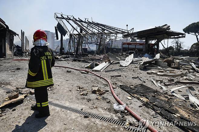 뼈대만 남은 주유소 [EPA 연합뉴스. 재판매 및 DB 금지]