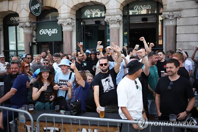 공연장 앞 펍에서 기다리는 팬들 [EPA 연합뉴스 재판매 및 DB 금지]