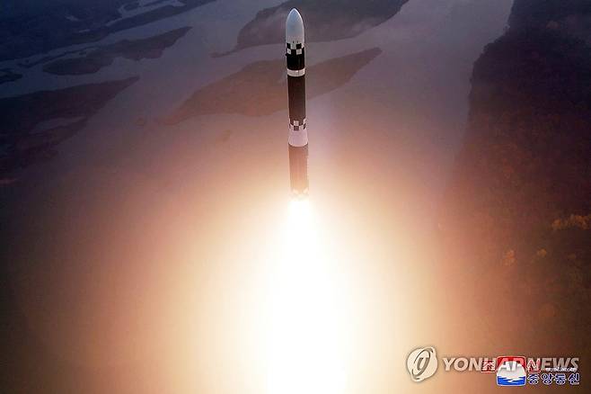 북한, 최신형 ICBM '화성포-19형' 시험발사 조선중앙통신은 2024년 12월1일 "김정은 북한 국무위원장의 현지 지도 아래 11월 31일 아침 신형 대륙간탄도미사일(ICBM) '화성포-19형' 시험발사를 성공적으로 단행했다고"고 보도했다.
[조선중앙통신 사진 제공]