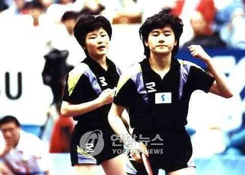 원조 남북 단일팀의 탁구 현정화(오른쪽)와 북한 이분희 사상 첫 탁구 남북 단일팀이 성사됐던 1991년 일본 지바 세계탁구선수권 때 여자 단체전 세계 제패를 합작했던  현정화와 이분희 선수. [연합뉴스 자료 사진]