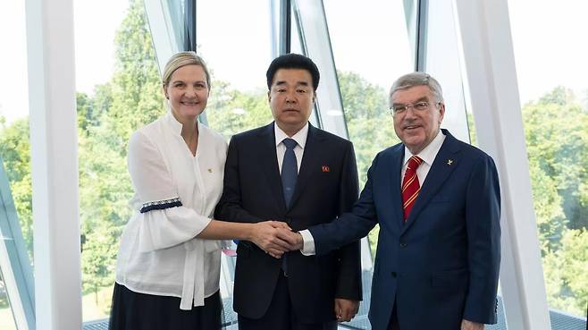 김일국 북한 체육상(중앙)과 바흐 전 IOC 위원장(오른쪽), 코번트리 IOC 위원장  [IOC 홈페이지 캡처. 재판매 및 DB 금지]