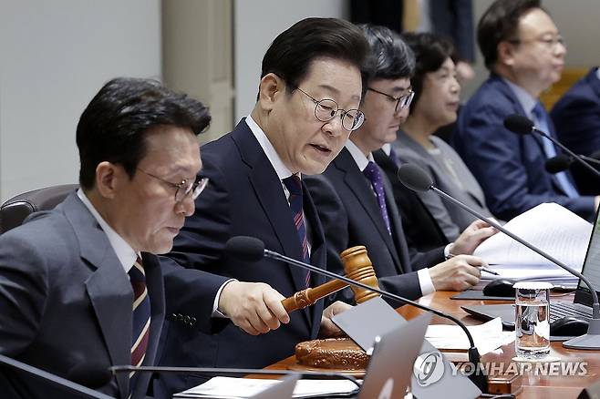 이재명 대통령 국무회의 개회 (서울=연합뉴스) 홍해인 기자 = 이재명 대통령이 5일 서울 용산 대통령실 청사에서 열린 국무회의에서 의사봉을 두드리며 개회 선언을 하고 있다. 2025.7.5 [대통령실통신사진기자단] hihong@yna.co.kr