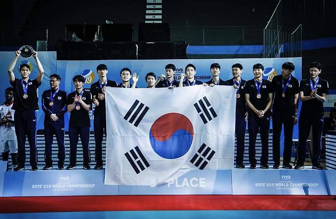 U-19 세계선수권 동메달을 차지한 남자청소년 배구 대표팀 선수들 [윤경 인스타그램 캡처. 재판매 및 DB 금지]