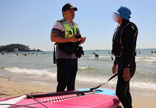 해경의 설명 듣는 서퍼 [촬영 박성제]