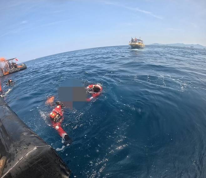 다이버 구조 중인 강릉해경 [강릉해양경찰서 제공. 재판매 및 DB 금지]