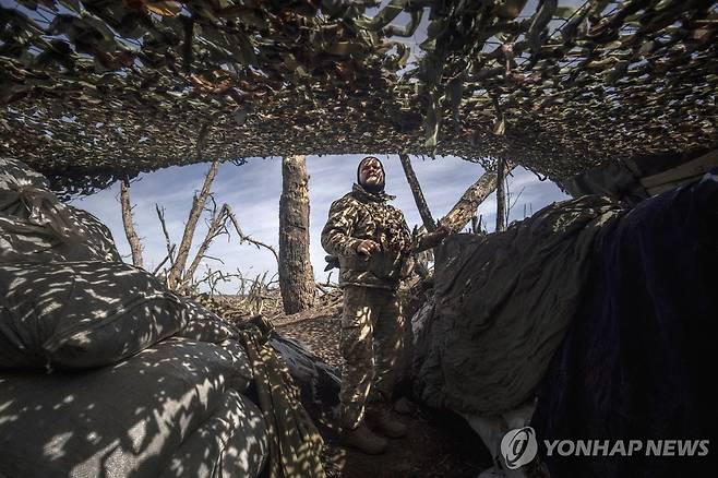 도네츠크 전선에서 러시아군 드론의 접근을 감시 중인 우크라이나군 병사 [로이터 연합뉴스 자료사진. 재판매 및 DB 금지]