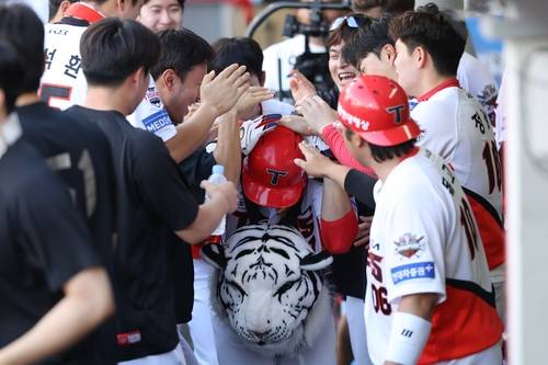 홈런을 치고 돌아온 김호령을 축하해주는 KIA 동료들 [KIA 타이거즈 제공. 재판매 및 DB 금지]