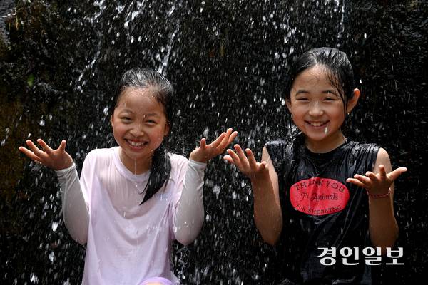 낮 최고기온이 33도까지 상승하는 등 무더운 날씨가 이어진 6일 오후 과천시 관악산 계곡에서 어린이들이 물놀이를 하고 있다. 2025.7.6 /최은성기자 ces7198@kyeongin.com
