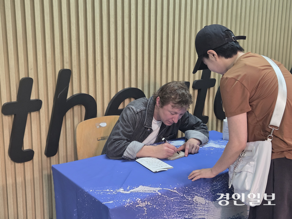 관객들과 만나고 있는 피오르트 비니에비츠. 2025.7.4 /이시은기자 see@kyeongin.com
