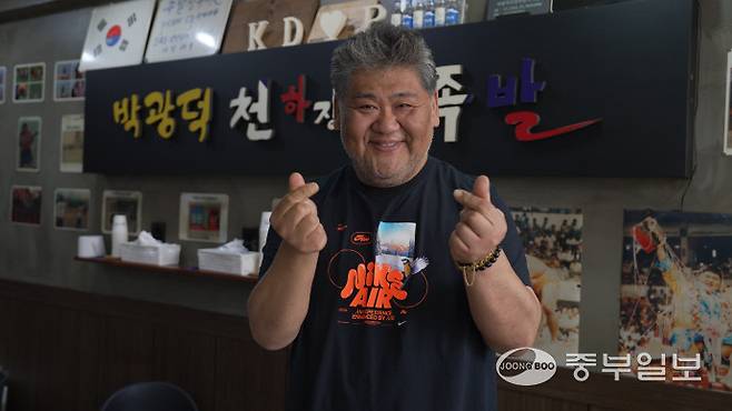 가게에서 박광덕 씨가 프로필 촬영을 하고 있다.. 사진=신지현기자