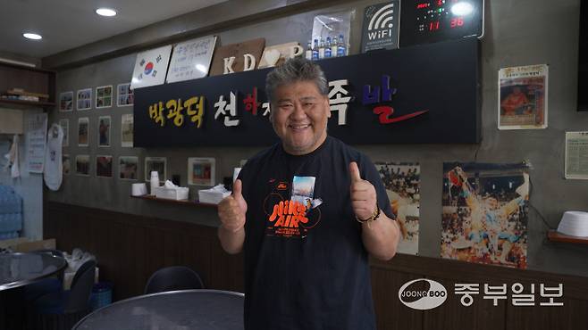 가게에서 박광덕 씨가 프로필 촬영을 하고 있다.다. 사진=신지현기자