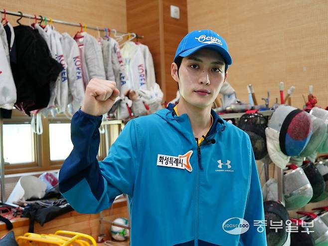 체육관에서 김준호 코치가 프로필 촬영을 하고 있다. 사진=배상일기자