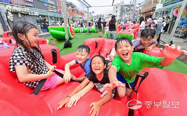 6일 오후 양평군 용두시장 일원에서 열린 양평수박축제를 찾은 어린이들이 수박 튜브 위에서 물놀이를 즐기고 있다. 임채운기자