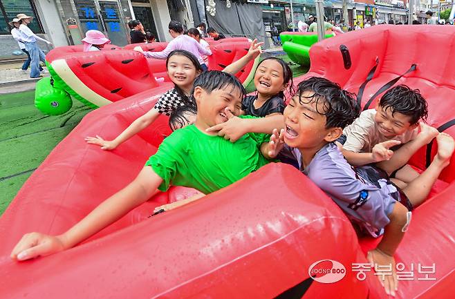 6일 오후 양평군 용두시장 일원에서 열린 양평수박축제를 찾은 어린이들이 수박 튜브 위에서 물놀이를 즐기고 있다. 임채운기자