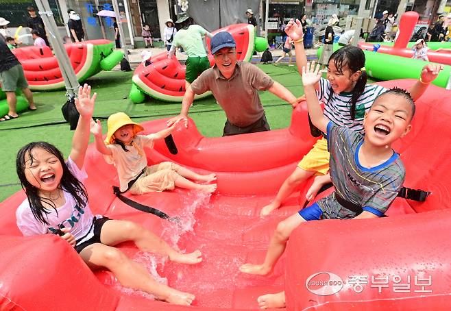 6일 오후 양평군 용두시장 일원에서 열린 양평수박축제를 찾은 어린이들이 수박 튜브 위에서 물놀이를 즐기고 있다. 임채운기자