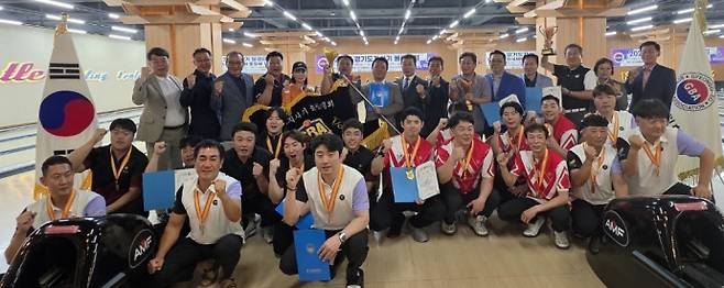 2025 경기도지사기볼링대회 2부에서 입상한 시군 선수단이 기념촬영을 하고 있다. 사진=경기도볼링협회