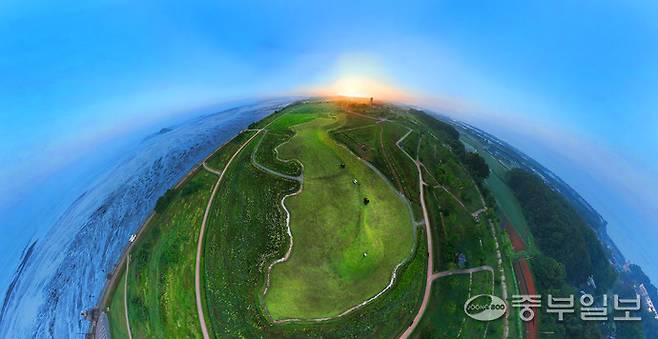 칠흑 같던 계엄의 밤을 지나 치열한 대선을 거쳐 찬란한 희망을 품고 대한민국은 새로운 출발을 하였습니다. 화성시 우정읍 매향리생태공원에서 한반도 지형 뒤로 떠오르는 뜨거운 태양처럼 중부일보 또한 '리셋 코리아'라는 2025년 올해의 표어를 가슴에 새기며 희망찬 내일을 열어갈 것을 약속합니다. 언제나 진정한 국민의 목소리로 독자 여러분과 함께 34번째 의미 있는 새 여정을 시작합니다. 김경민기자