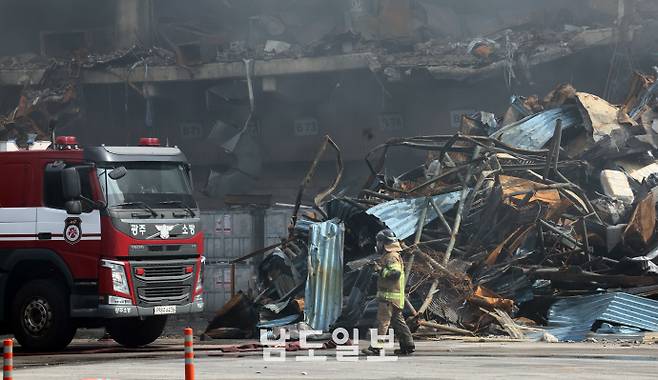 금호타이어 광주공장 화재 발생 사흘째인 지난 5월 19일 광주광역시 광산구 금호타이어 광주공장에서 소방대원이 화재 현장을 살피고 있다. /임문철 기자 35mm@namdonews.com
