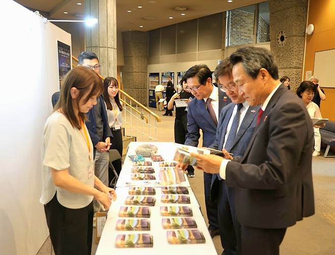 안승대 울산시 행정부시장은 지난 4일 우호협력도시인 일본 구마모토시에서 개최된 '제14회 한일문화카라반'에 참가해 박철희 주일 한국대사와 울산 홍보부스를 둘러보고 있다. 울산시 제공