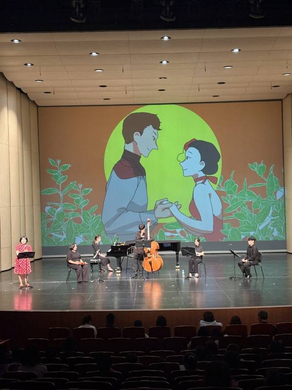 지난 5일 김해서부문화센터에서 열린 미르앙상블의 '카르멘' 공연에서 출연자들이 애니메이션 영상과 함께 공연을 선보이고 있다.