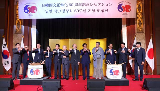 6월 16일 서울 중구 롯데호텔에서 열린 기념행사에서 참가자들이 건배하며 기념 촬영하고 있다. 연합뉴스