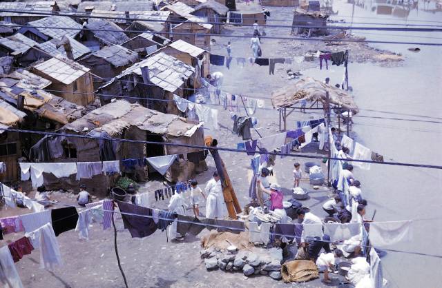 대구 신천변에 들어선 피란민촌 주민들이 신천에서 빨래를 하고 있다..jpg
