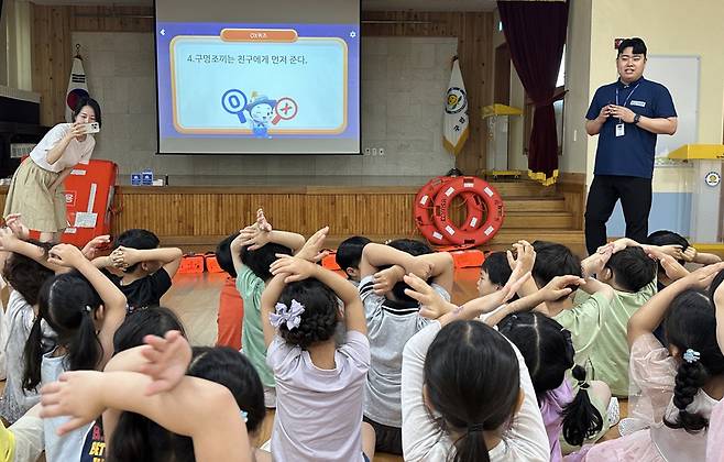 ox퀴즈를 통해 유치원 생들이 안전교육을 배우고 있다. /포항운항관리센터 제공