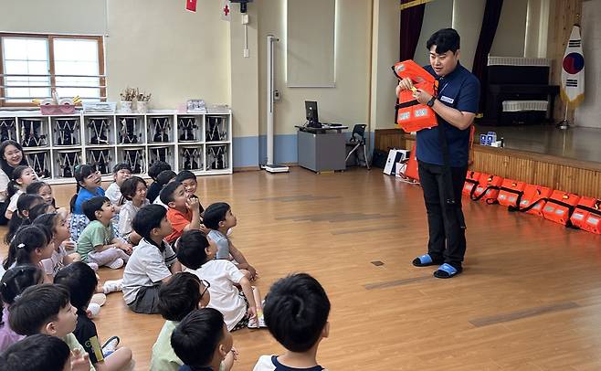 구명동의 착용법을 가르치고 있다. /포항운항관리센터 제공