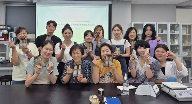 화장품 제조교육(비비크림) 참가자 단체사진./대구한의대 제공