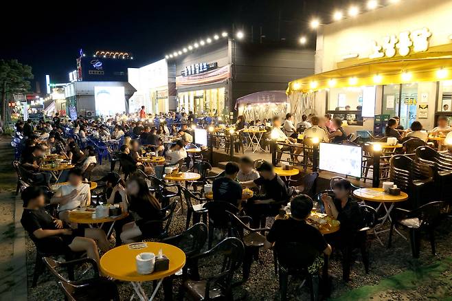 지난달 29일부터 포항 지역에 때 이른 열대야가 이어지는 가운데 5일 오후 남구 송도해수욕장 치킨 전문점에서 시민과 관광객들이 시원한 치맥을 즐기고 있다. /이용선기자 photokid@kbmaeil.com