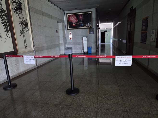 지난 6월 천장 파손 사고가 발생한 포항문화예술회관 2층 복도에 5일 “천장 긴급 보수로 인한 통행제한” 안내문이 부착돼 있다. /윤희정기자 hjyun@kbmaeil.com