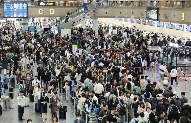 부산 강서구 김해국제공항 국제선 출국장에서 여행객들이 길게 줄을 선 채 출국 수속을 거치는 모습. 부산일보DB