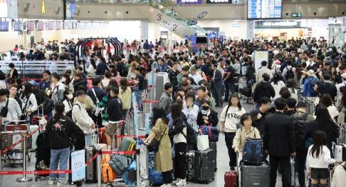올해 상반기 부산 김해국제공항 국제선 승객이 작년 동기보다 15%가량 증가한 492만 명에 달했다. 사진은 징검다리 연휴 첫날인 지난 5월 1일 오전 부산 강서구 김해국제공항 국제선 출국장이 출국 수속을 하는 여행객들로 붐비는 모습. 정종회 기자 jjh@
