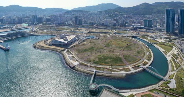 부산항 북항 재개발 지역이 해양수산부 이전의 1순위 예상지로 손꼽히면서 북항 일대 부동산 문의가 급증하고, 인근 오피스텔은 시장 불황에도 완판에 성공했다. 김종진 기자 kjj1761@